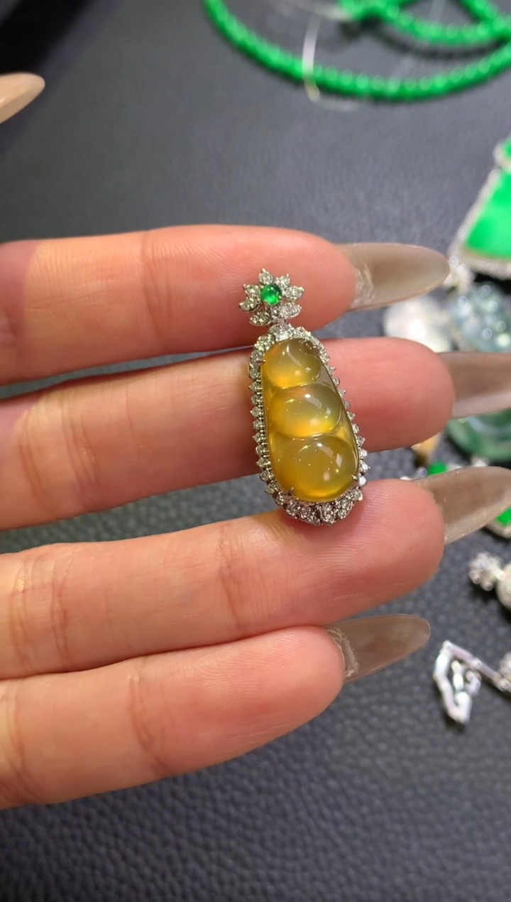 【闪购商品】翡翠颈饰18K金镶嵌黄翡豆子