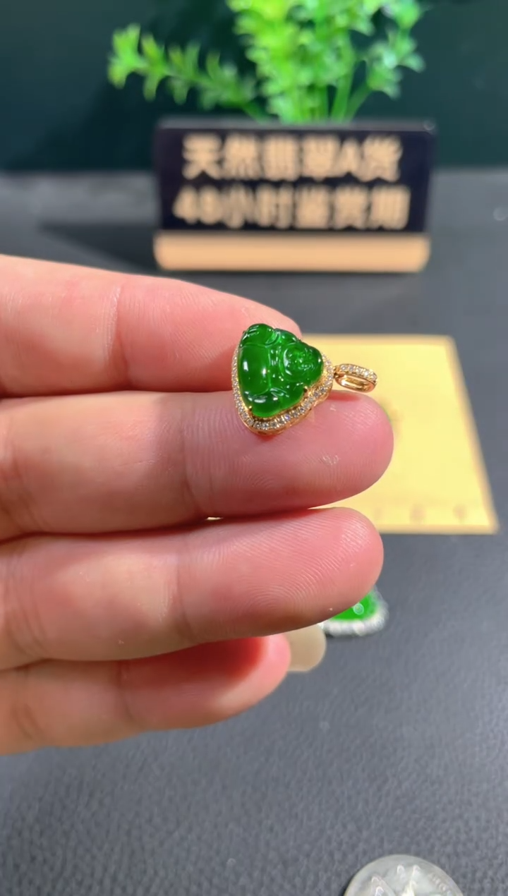 翡翠18K金镶嵌颈饰翡翠