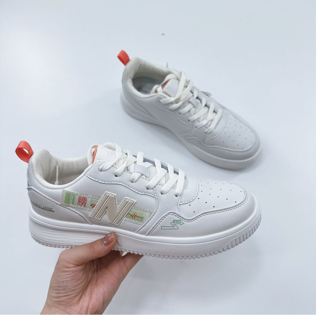 70077高端专享四季款舒适运动鞋乳/白色（成人运动鞋）