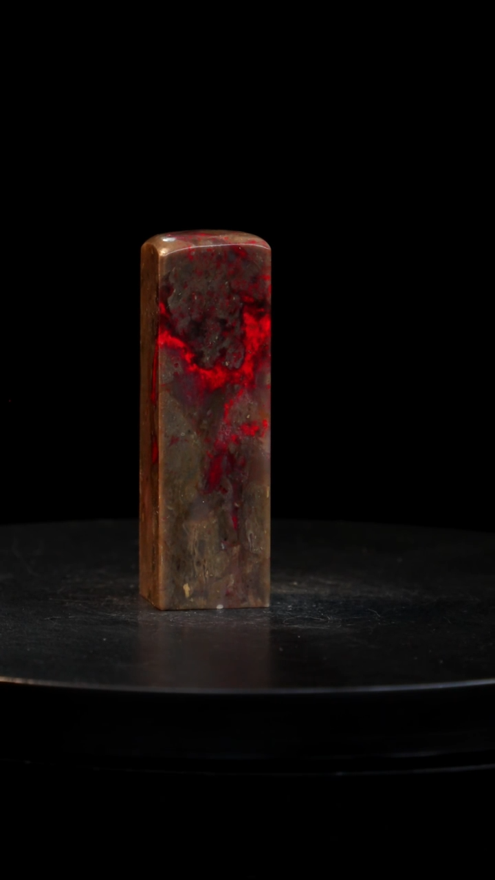 昌化石牛角鸡血石