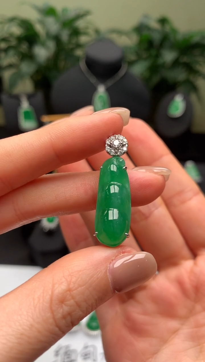 【闪购商品】翡翠颈饰18K金镶嵌绿福豆