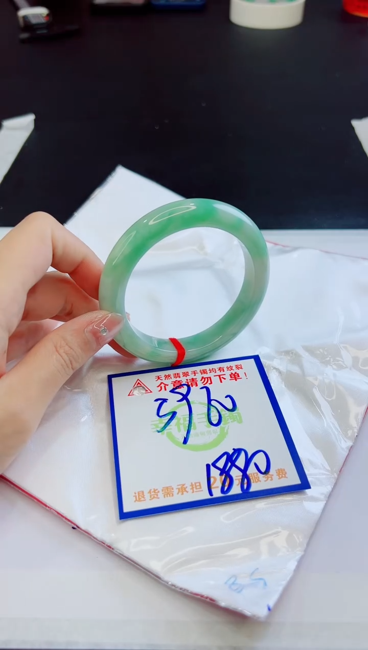 【闪购商品】翡翠未镶嵌手镯，质检证书图片色彩偏黑白