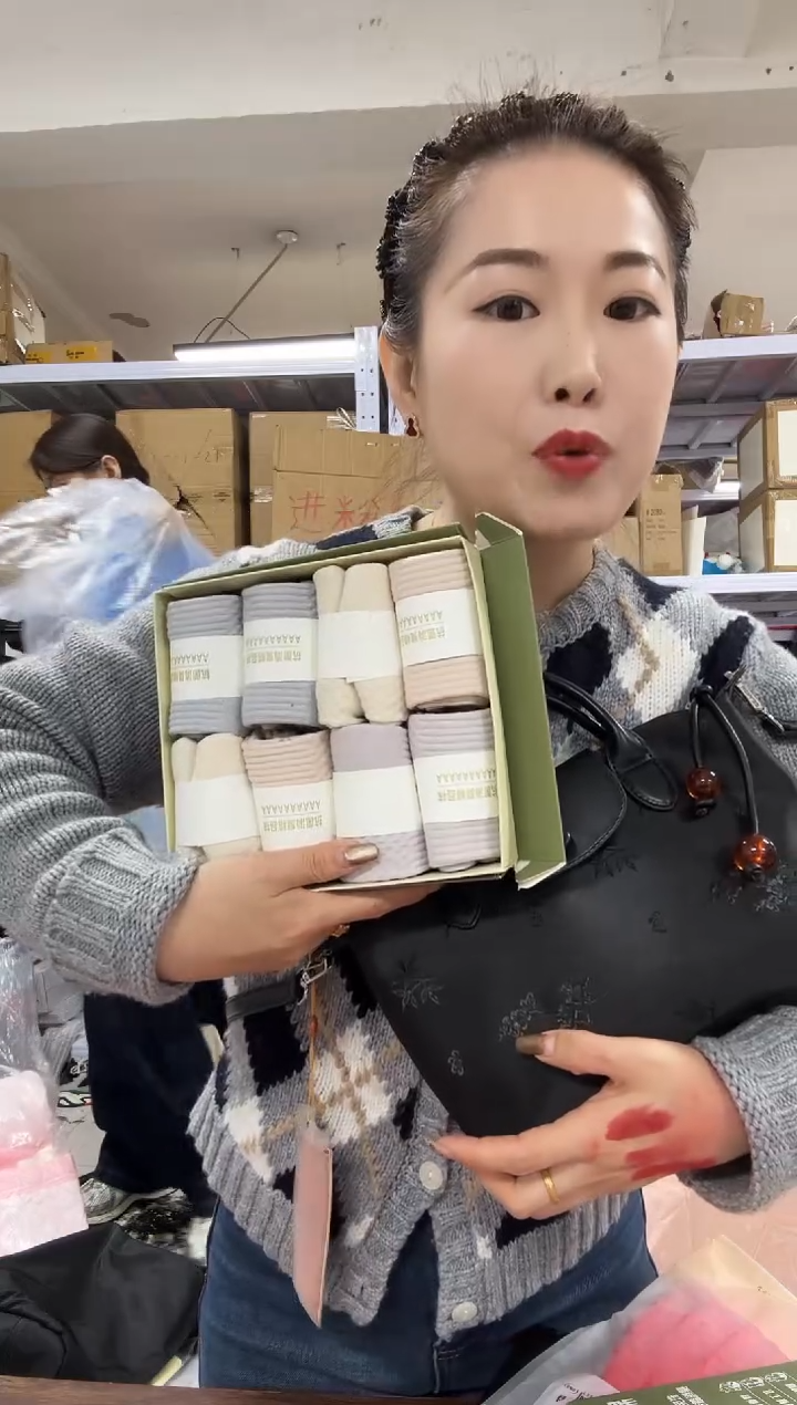 PU上车啦 宝宝们抓紧时间去下方链接拍吧发一盒女袜