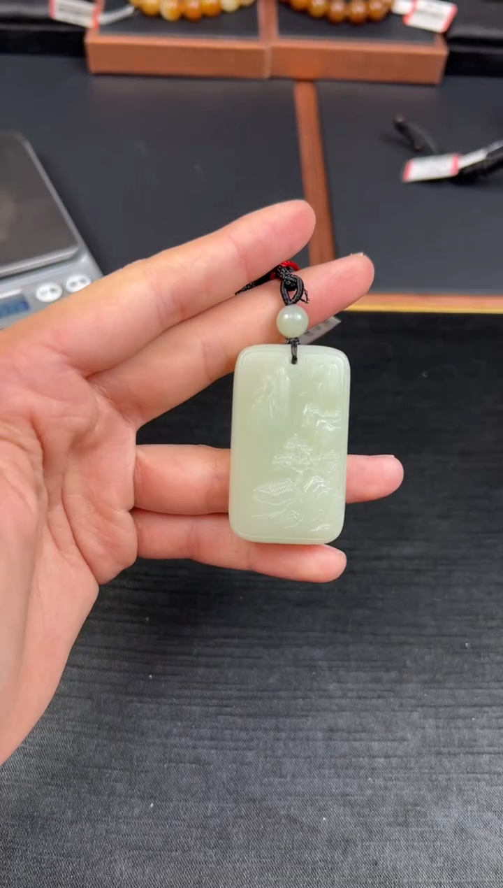 【闪购商品】和田玉吊坠(赠链)未镶嵌且末微色差迪克兰二细