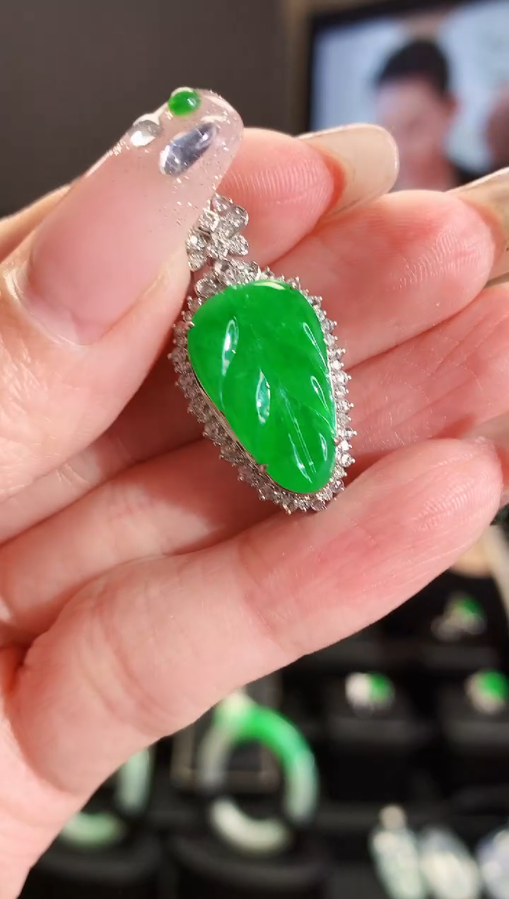 【闪购商品】翡翠吊坠(不含链)18K金镶嵌吊坠