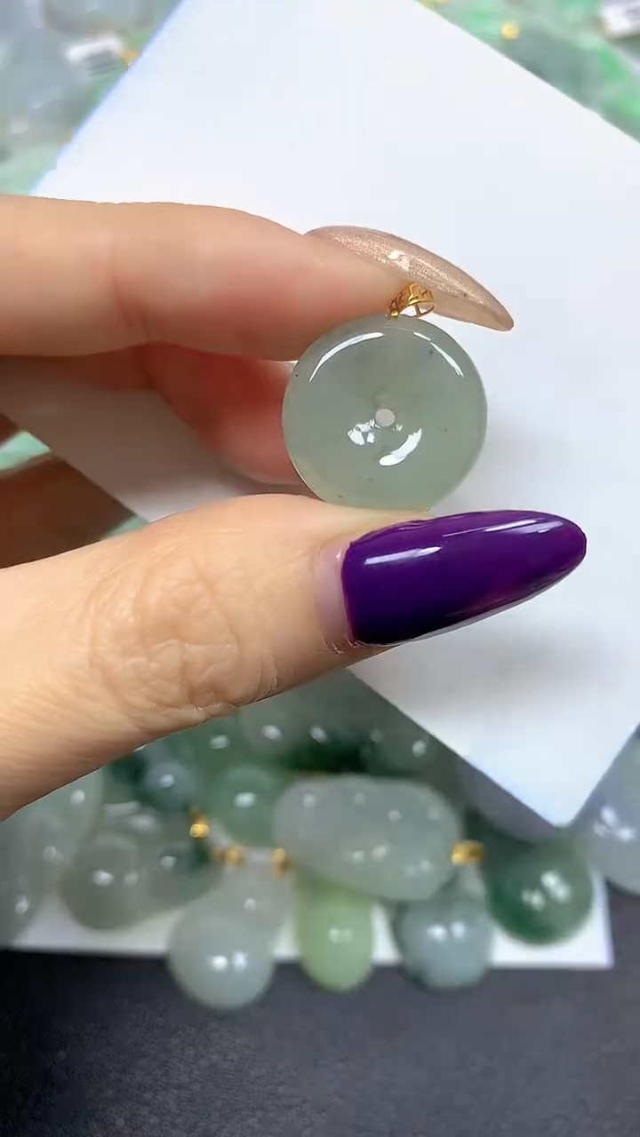 颈饰18K金镶嵌翡翠 