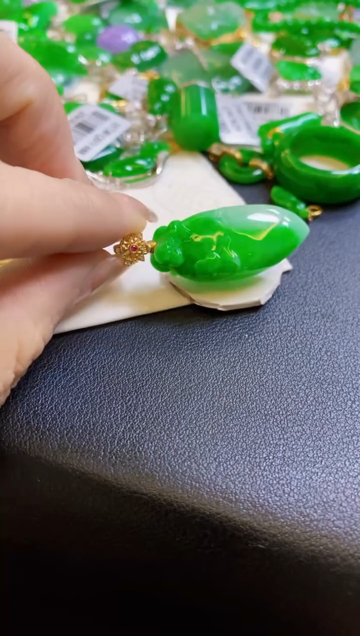 【闪购商品】定制翡翠18K金镶嵌吊坠