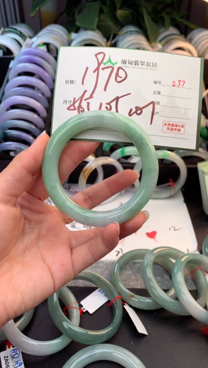 未镶嵌定制翡翠毛货需精细抛光+多人