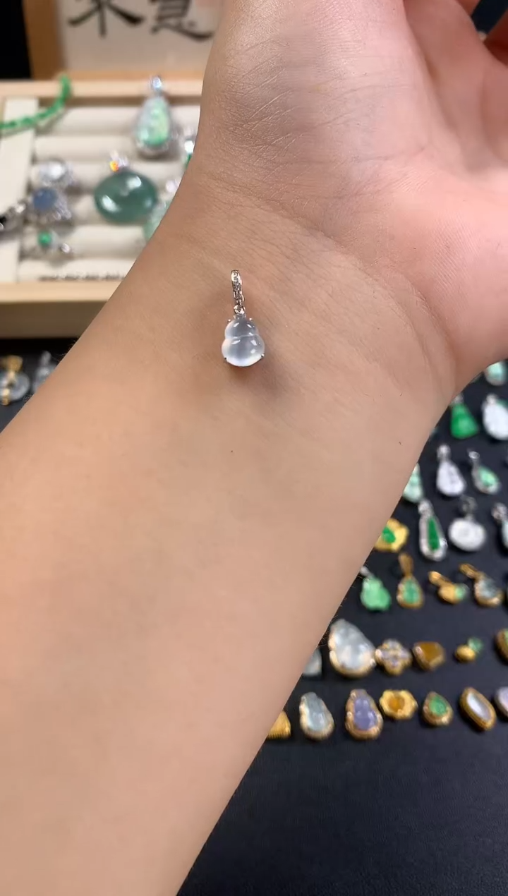 颈饰18K金镶嵌翡翠18k茅台白葫芦