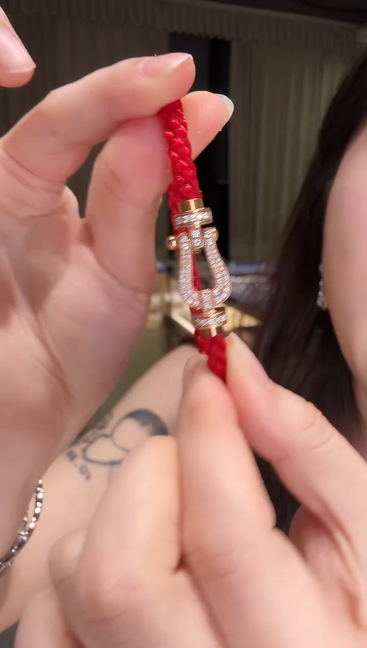 18K金镶嵌吊坠（不含链）钻石马蹄