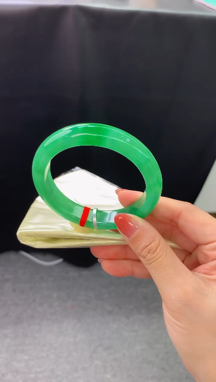 未镶嵌手镯翡翠- 圈口58 全款88万 定金2万