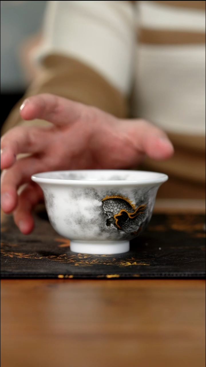 19-6手工手绘墨彩龙纹压手杯