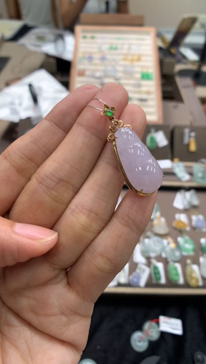 颈饰18K金镶嵌翡翠福豆