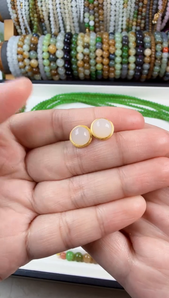 颈饰未镶嵌和田玉耳钉一对