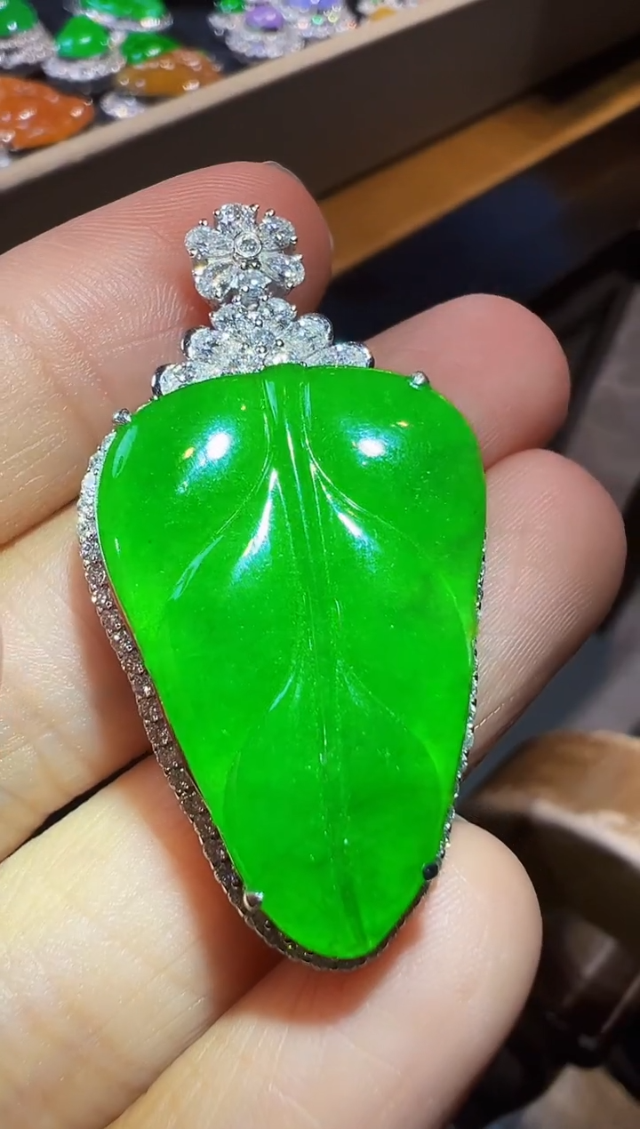 颈饰18K金镶嵌翡翠树叶