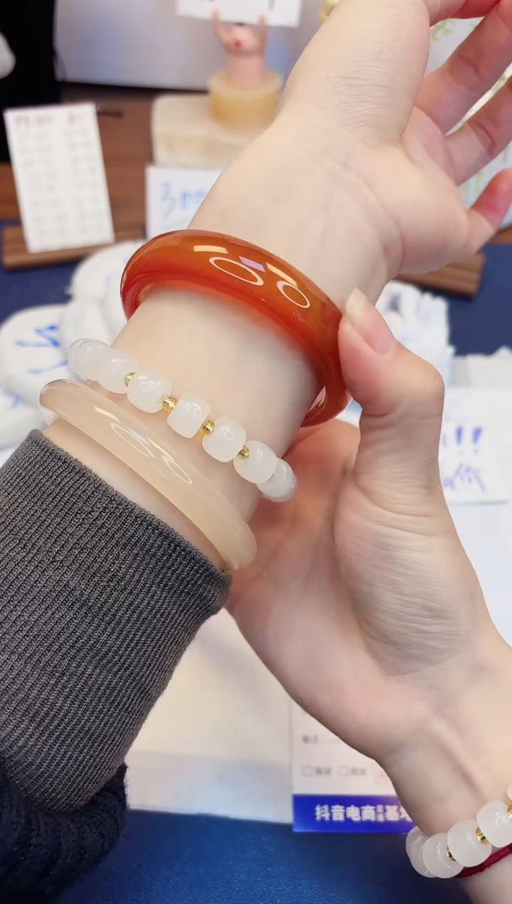 【闪购商品】石英质玉手镯未镶嵌400-玛瑙-圈口59