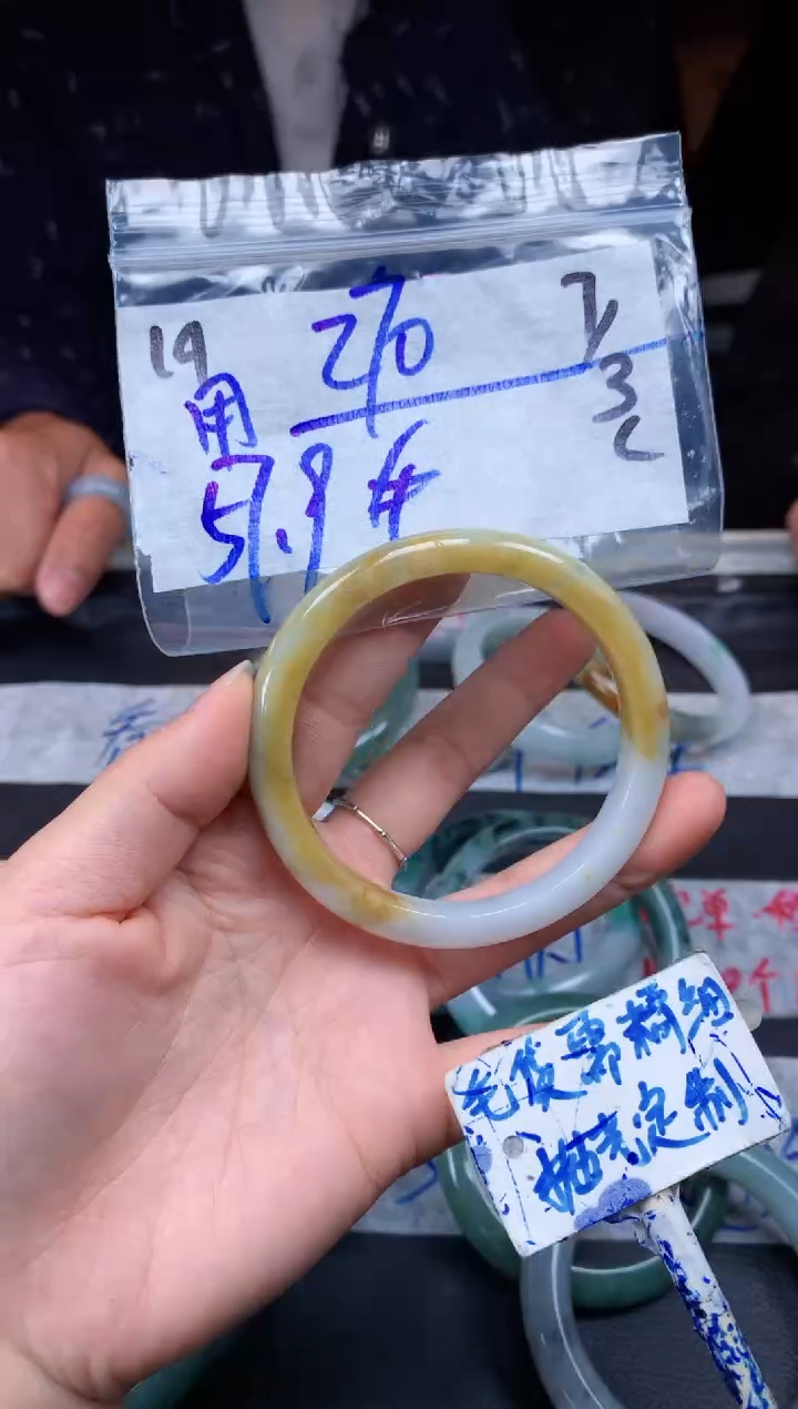 【闪购商品】定制翡翠未镶嵌19毛货需精细抛光手镯多样性拍一发一