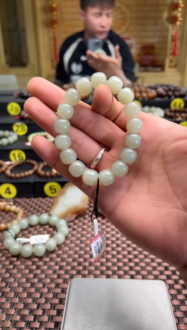 【闪购商品】和田玉手串未镶嵌且末料青白玉老型珠卡11*12手串