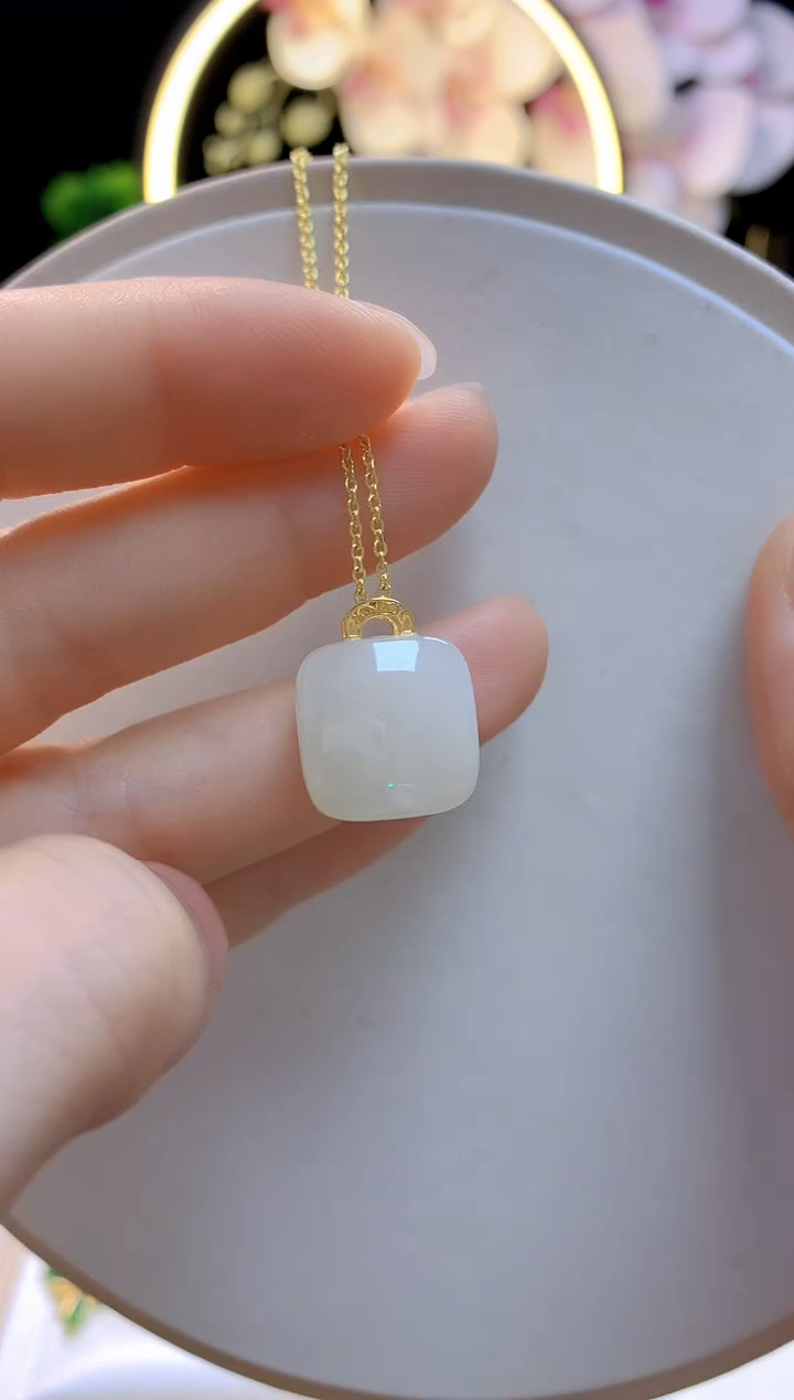 和田玉18K金镶嵌吊坠(赠链)小方糖