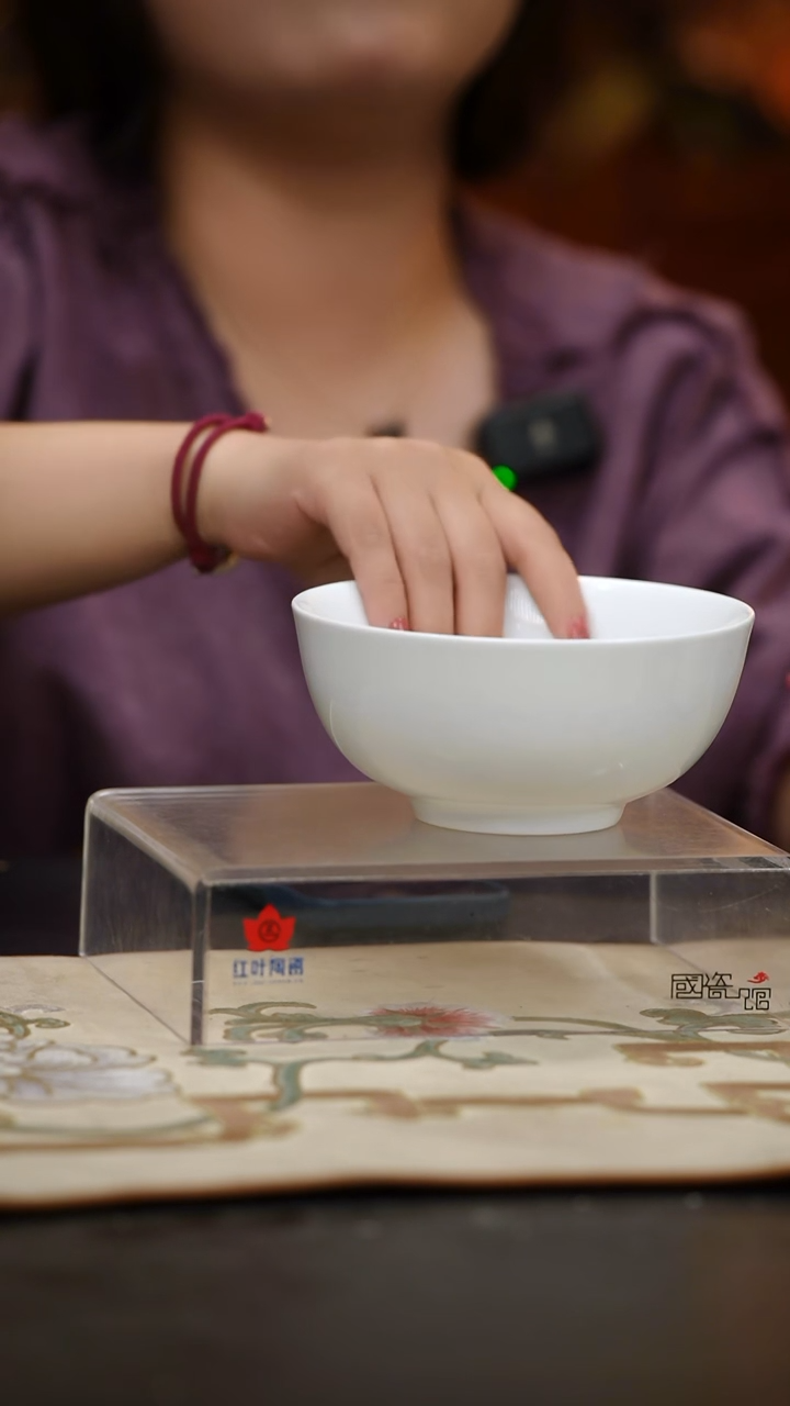 2个微瑕白胎6英寸面碗（无底款）