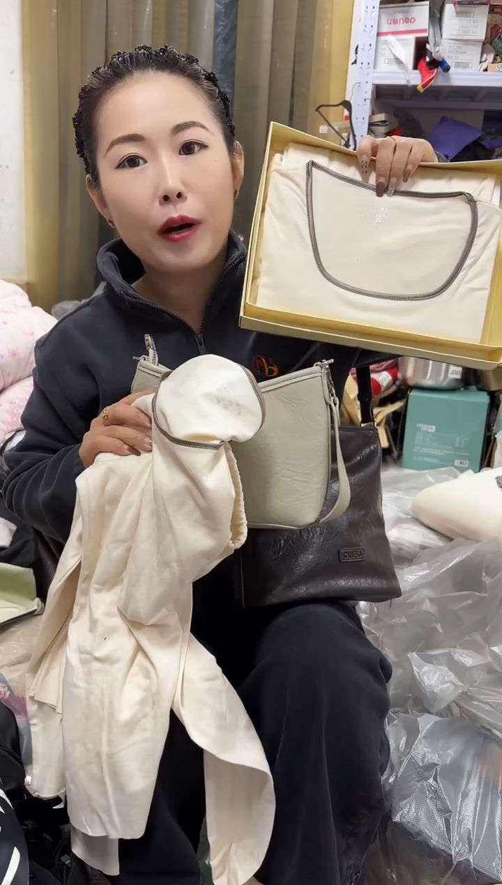 PU上车啦 宝宝们抓紧时间去下方链接拍吧白色蚕丝秋衣秋裤一身