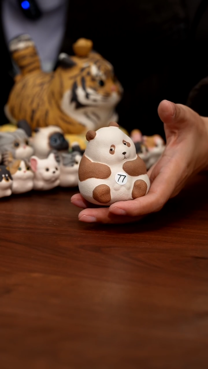 紫砂摆件七仔大熊猫