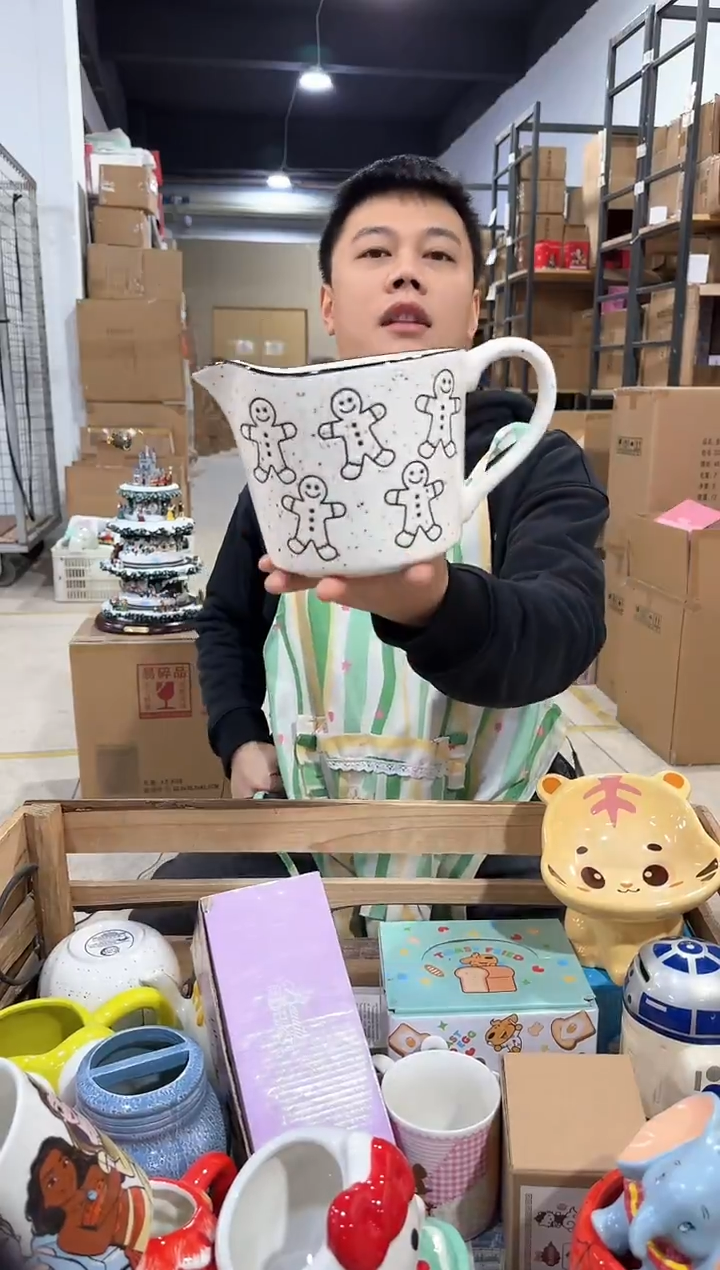 瓷片姜饼人奶壶 