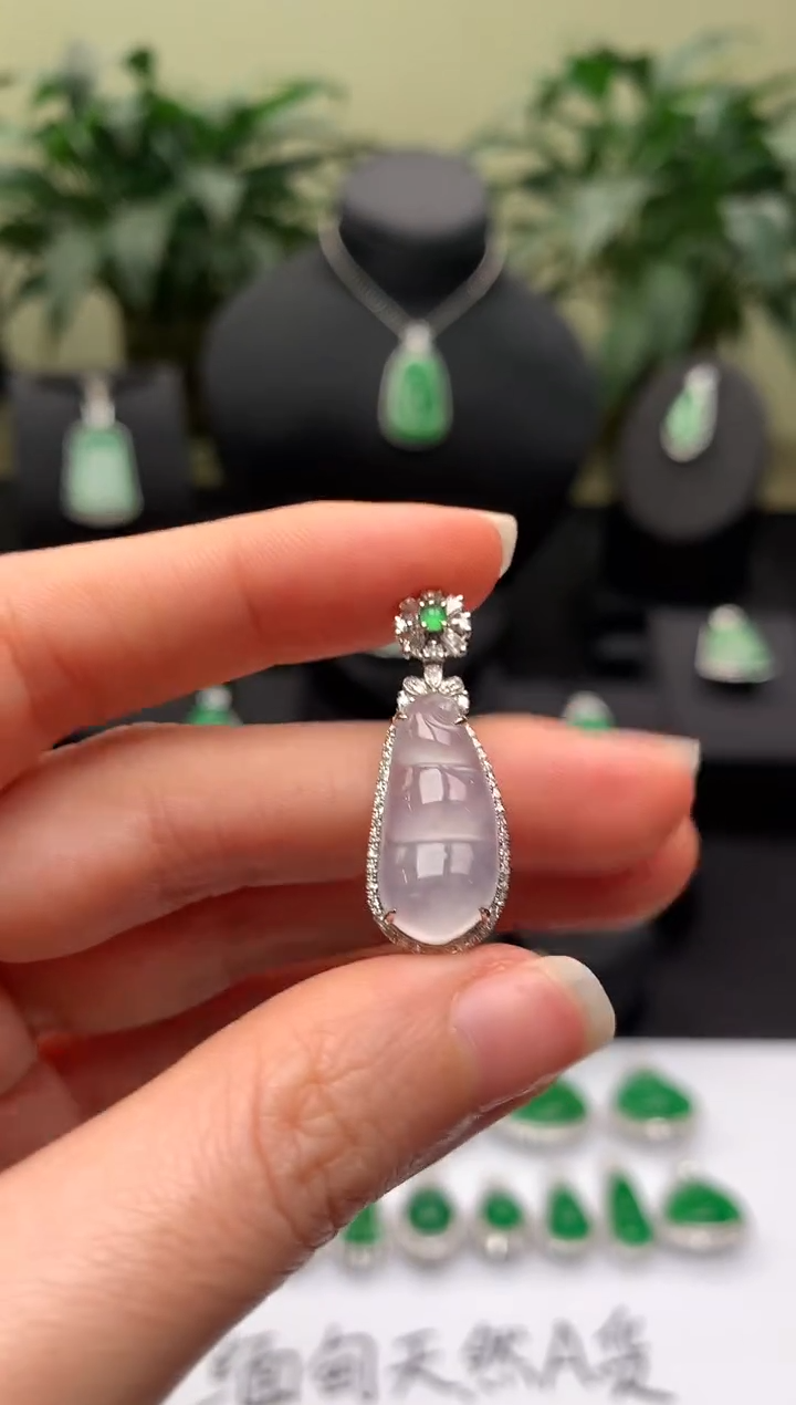 【闪购商品】翡翠颈饰18K金镶嵌福豆