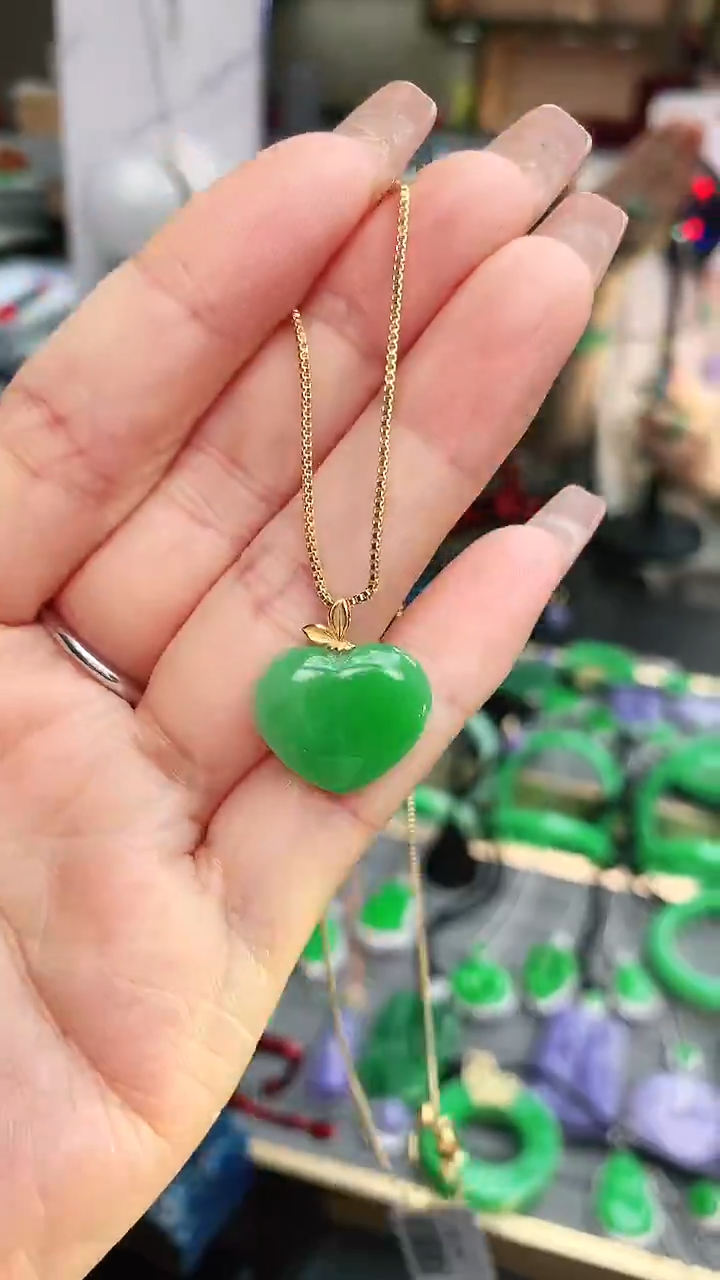 颈饰18K金镶嵌翡翠赠礼盒证书 