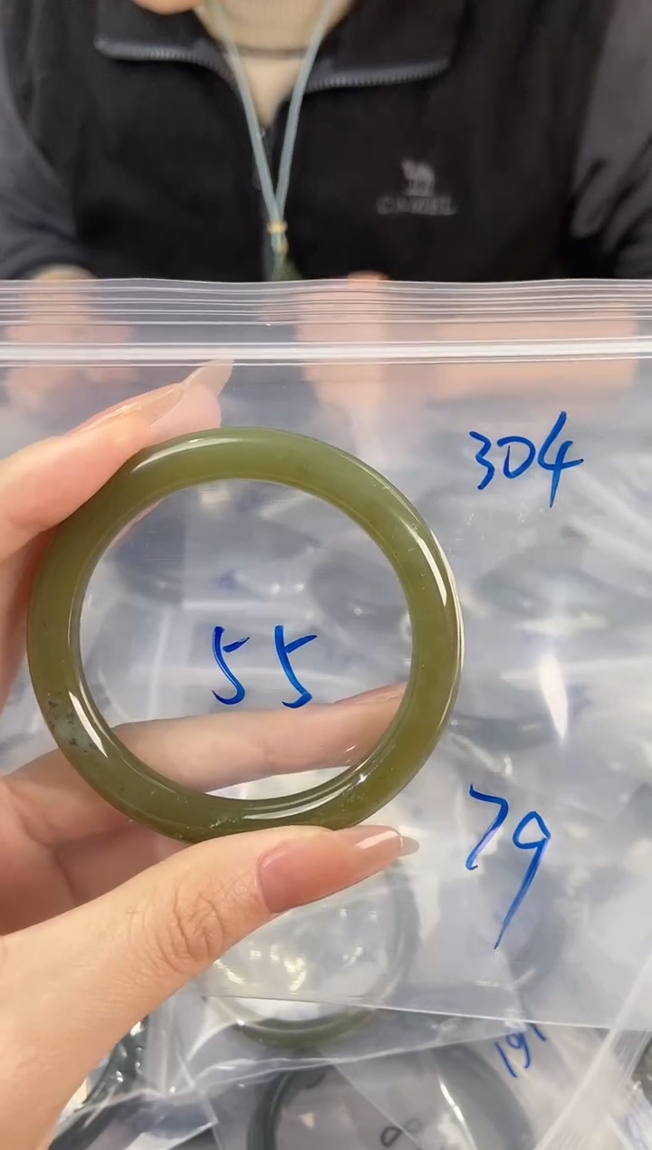 【闪购商品】和田玉手镯未镶嵌微瑕和田玉手镯304