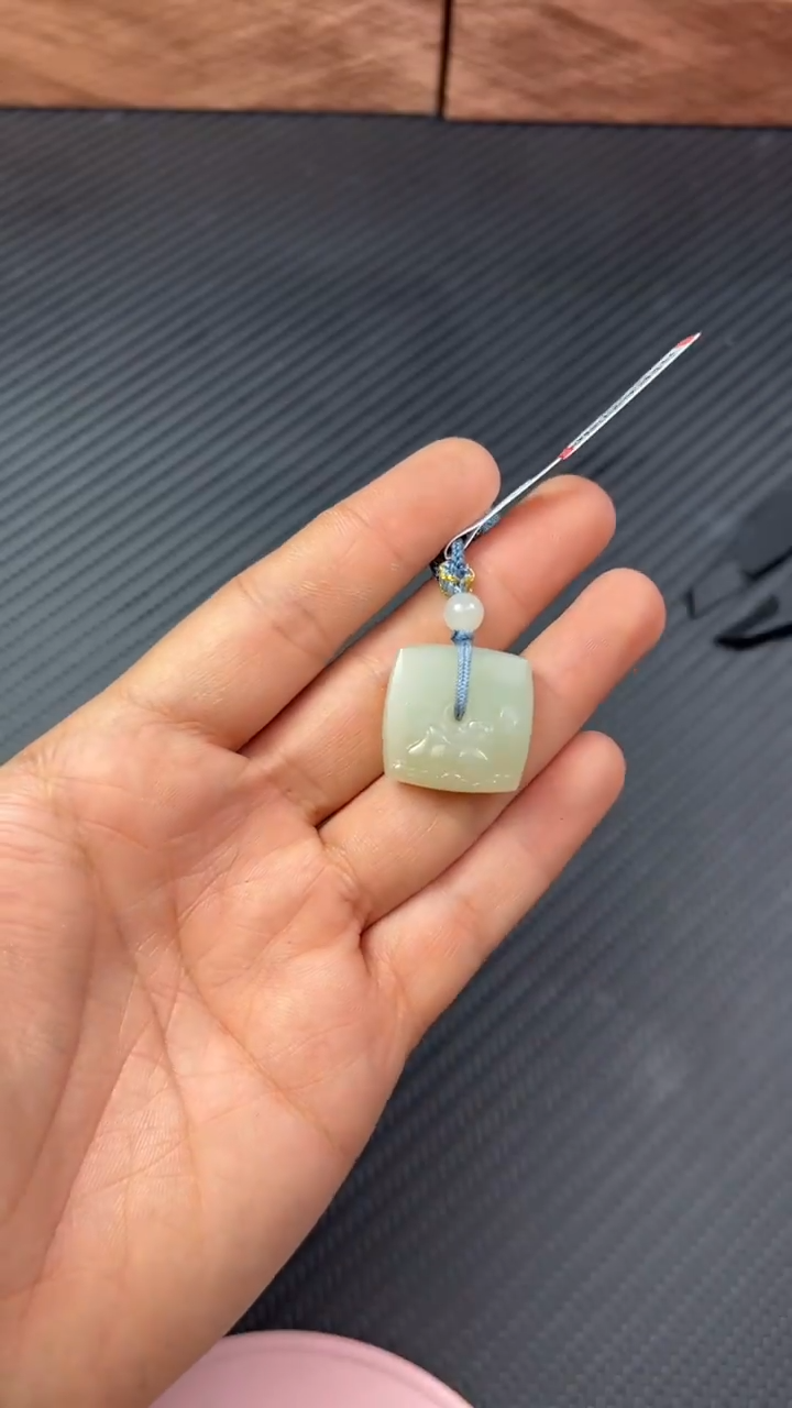 【闪购商品】和田玉吊坠(赠链)未镶嵌且末微色差迪克兰二细