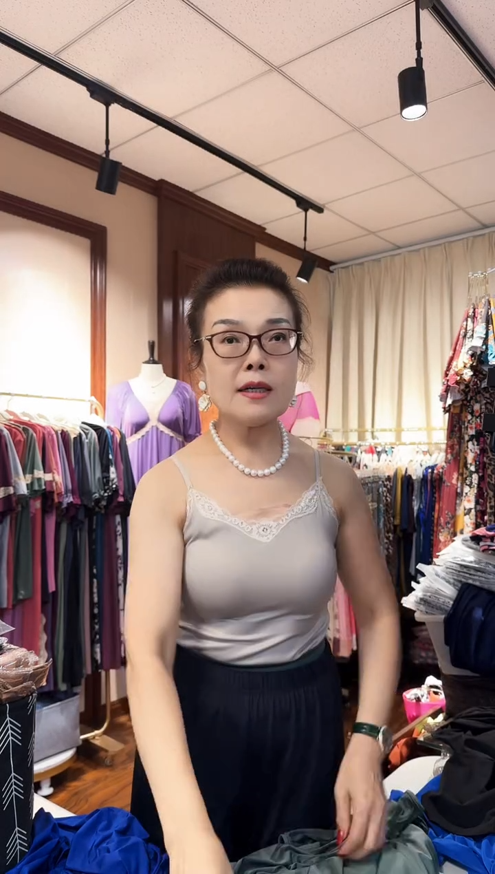 再生纤维素纤维黑紫色砍袖上衣