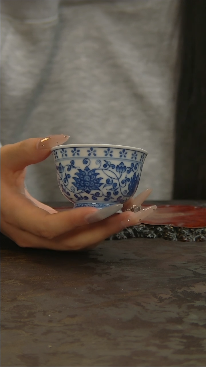【闪购商品】青花手绘缠枝莲主人杯
