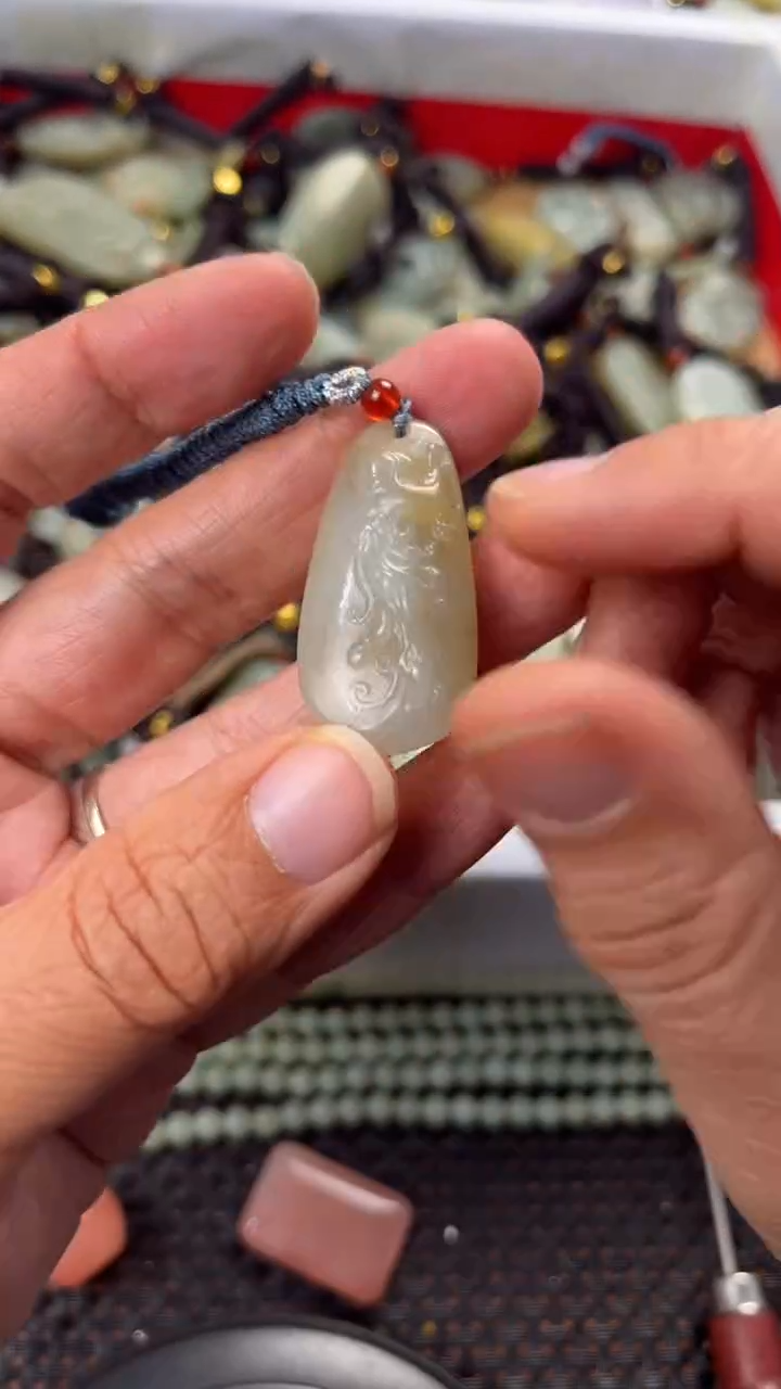 【闪购商品】和田玉颈饰未镶嵌多样性发货没有证书拍一发一有瑕