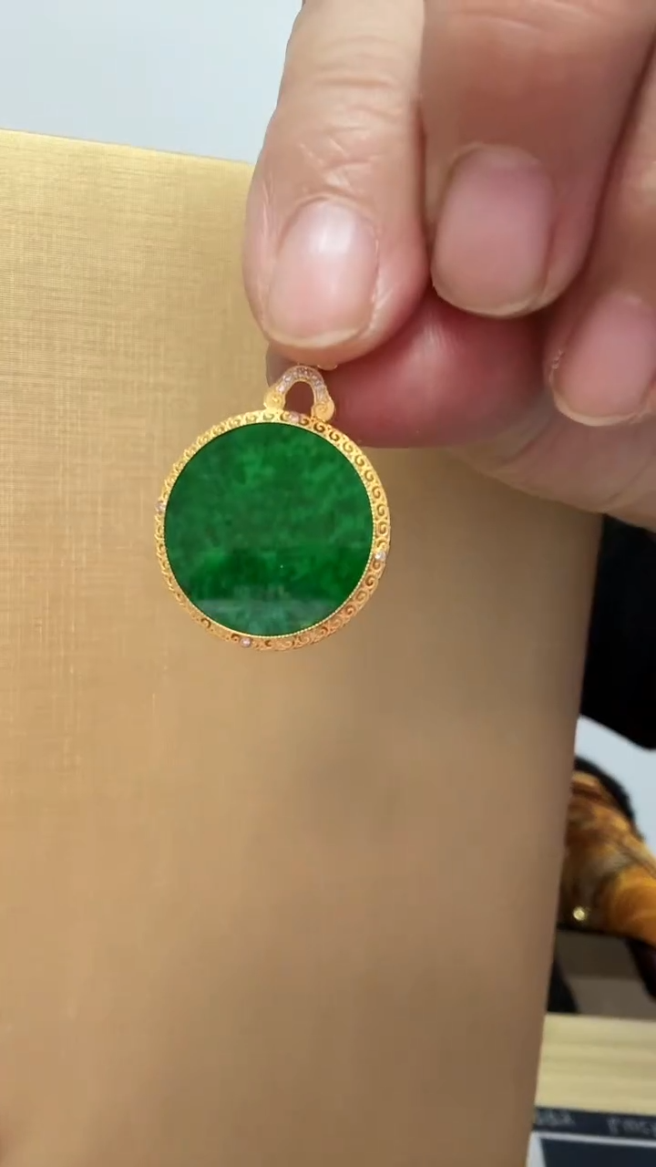 颈饰18K金镶嵌翡翠吊坠