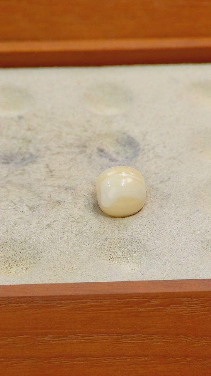 【闪购商品】蜜蜡裸石未镶嵌俄料微瑕10.7*9.4MM0.691克