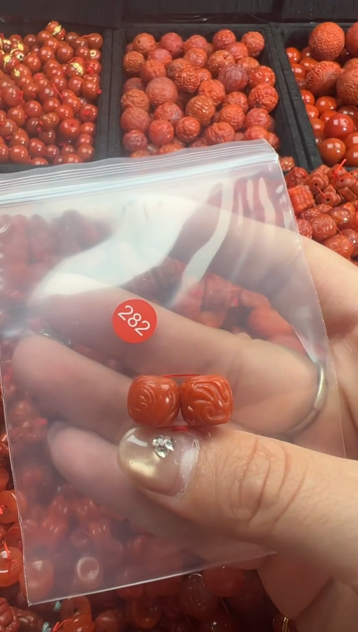 南红玛瑙未镶嵌颈饰1