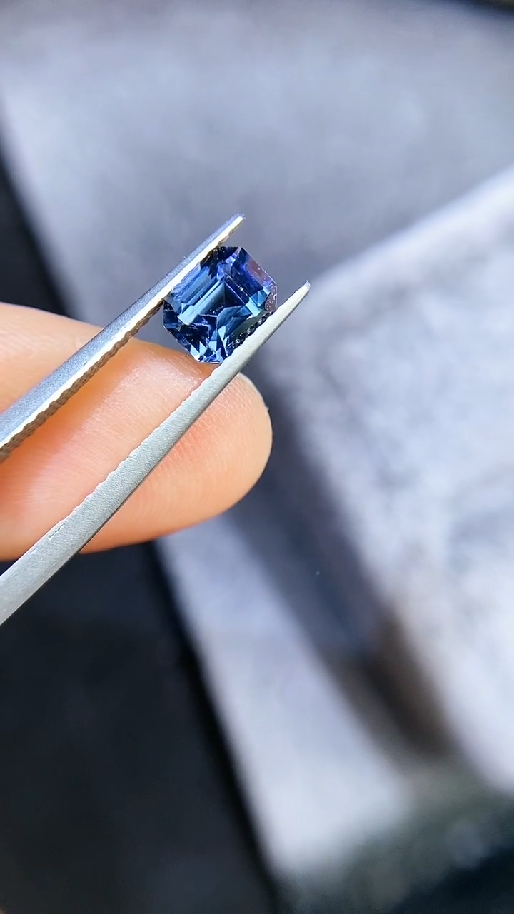 【闪购商品】定制尖晶石定制未镶嵌钴尖晶天然1.09克拉国际证书