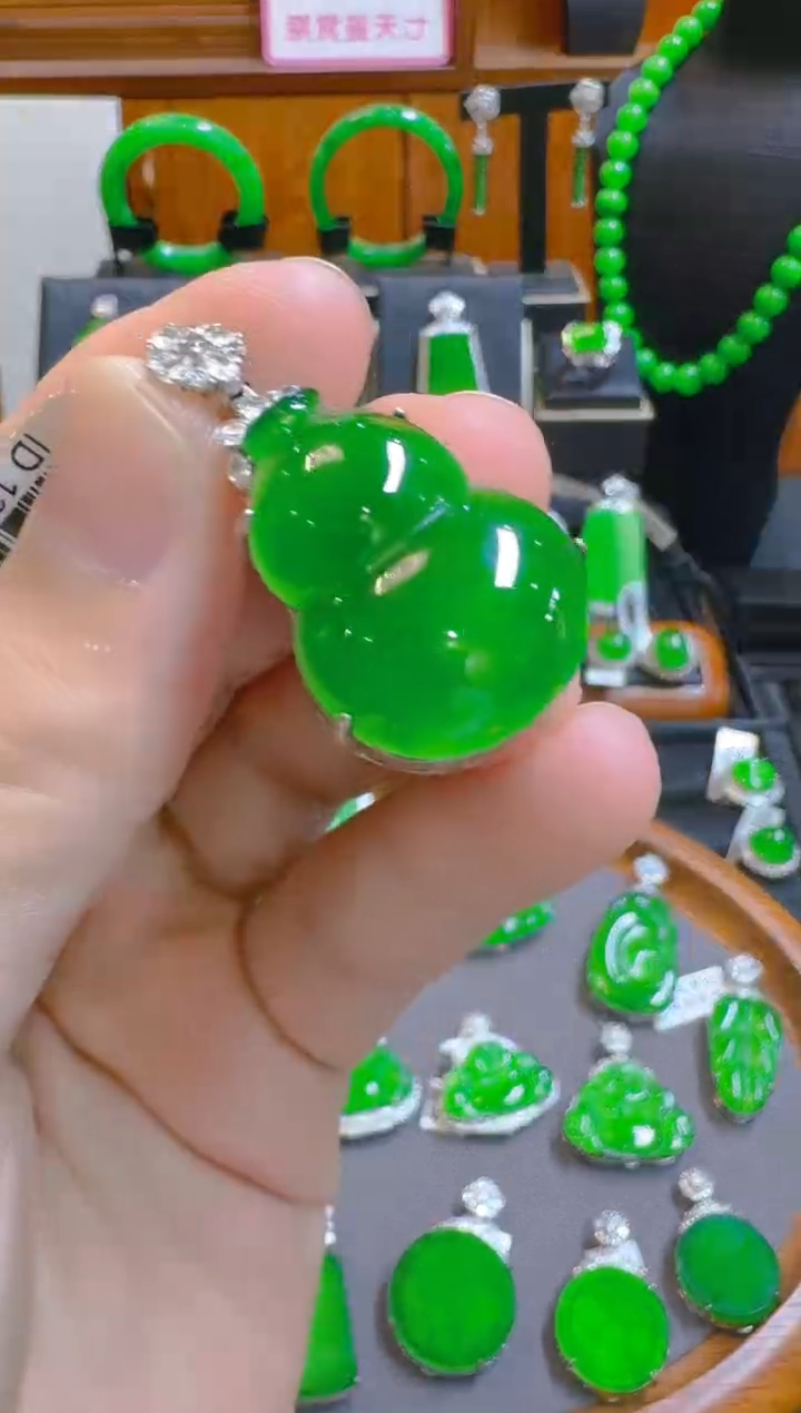 吊坠(赠链)未镶嵌翡翠天然A货翡翠