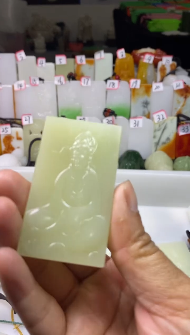 天然玉石未镶嵌颈饰观音