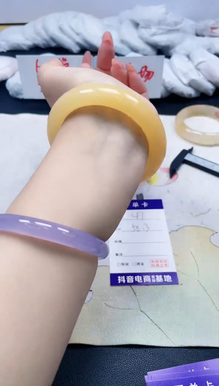 【闪购商品】石英质玉手镯未镶嵌47/58.3