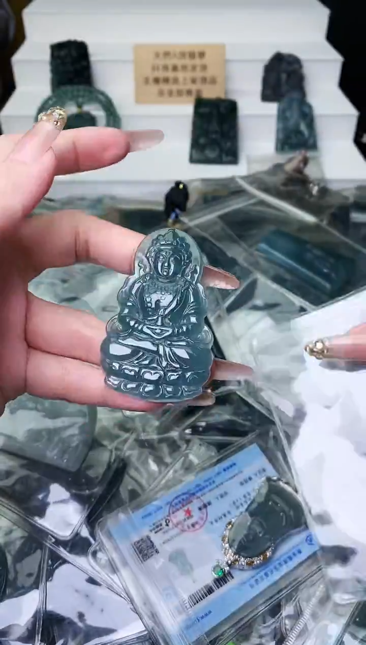 颈饰未镶嵌翡翠 