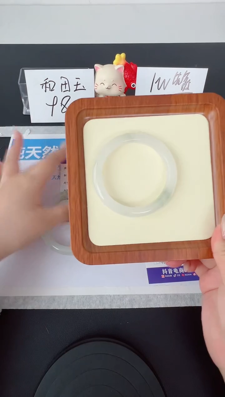 【闪购商品】石英质玉手镯未镶嵌编号：100--55.6圈 天山翠