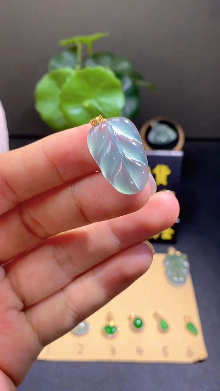 颈饰18K金镶嵌翡翠翡翠A货