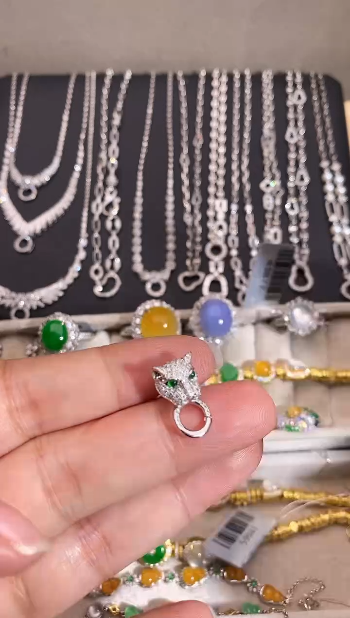 颈饰18K金镶嵌翡翠扣头