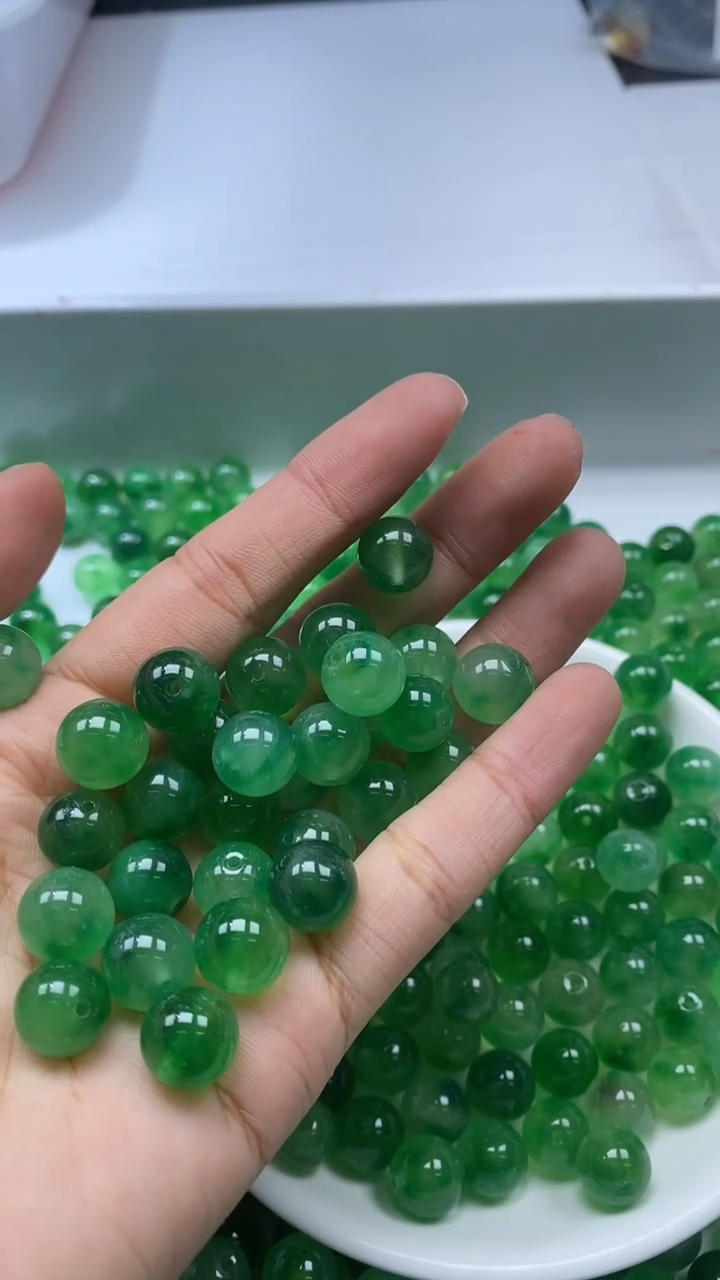 颈饰未镶嵌石英岩玉W459-绿飘花10mm*10颗