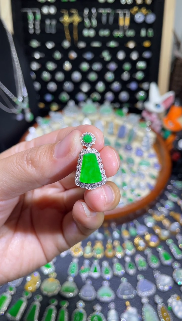 颈饰18K金镶嵌翡翠豪镶盖中盖满绿无事牌吊坠