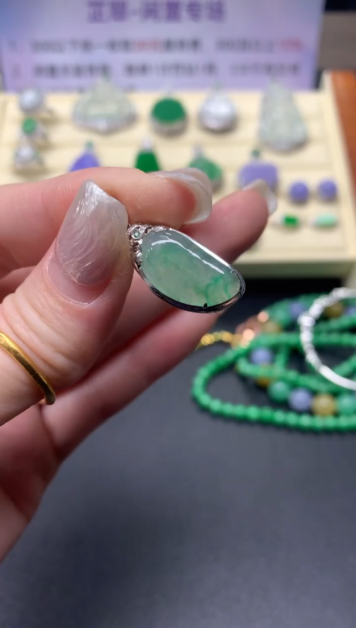 【闪购商品】翡翠吊坠(不含链)18K金镶嵌吊坠|900+90