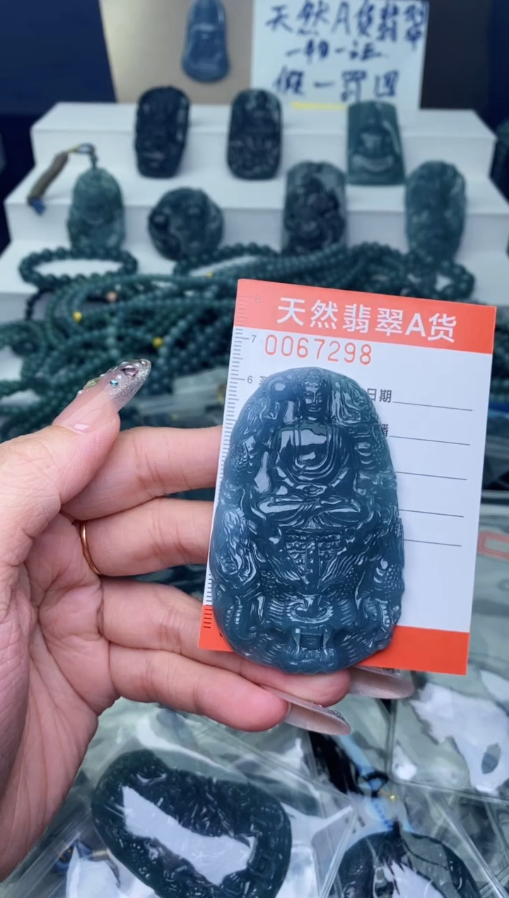 翡翠未镶嵌颈饰·············