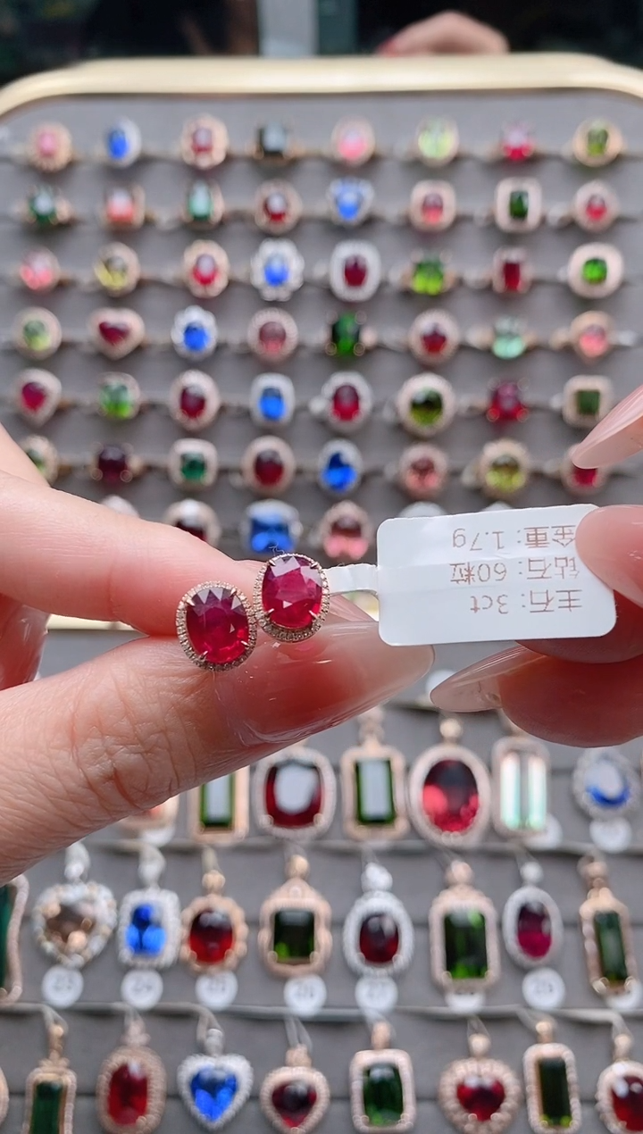 【闪购商品】碧玺耳钉18K金镶嵌3克拉